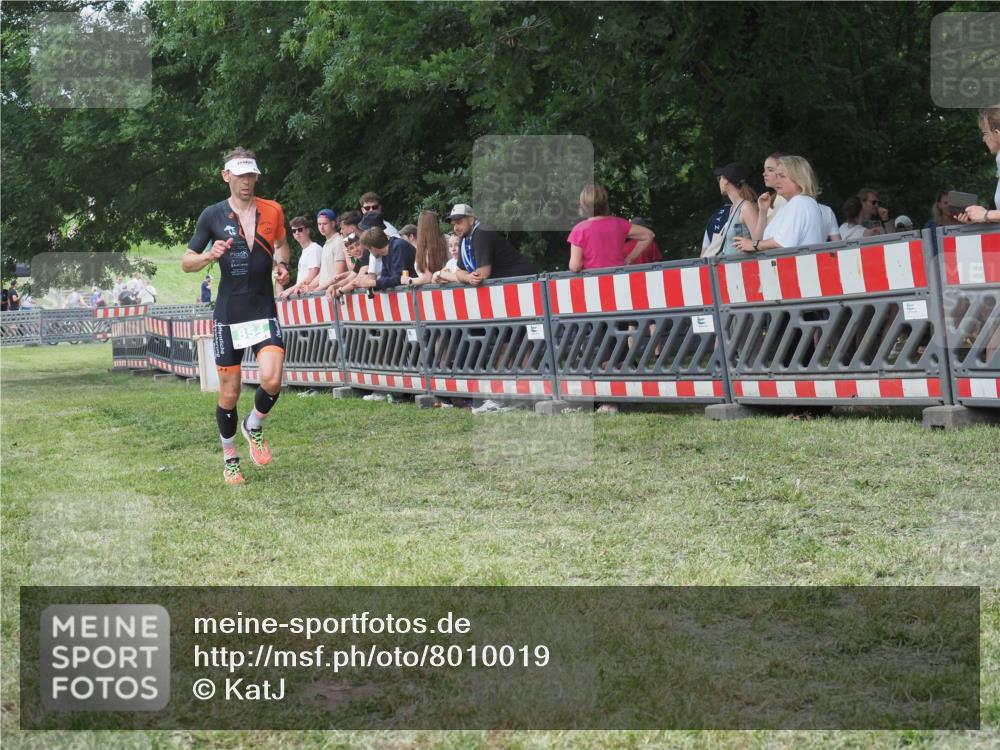 21.06.2025 - 27. Vierlanden-Triathlon KatJ http://msf.ph/oto/8010019 15.06.2025 13:03:35 Ziel 854 meine-sportfotos.de