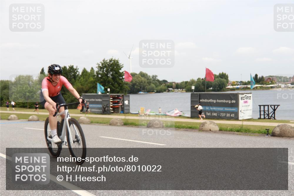 21.06.2025 - 27. Vierlanden-Triathlon H.Heesch http://msf.ph/oto/8010022 15.06.2025 12:34:00 Radfahren 888, 921 meine-sportfotos.de