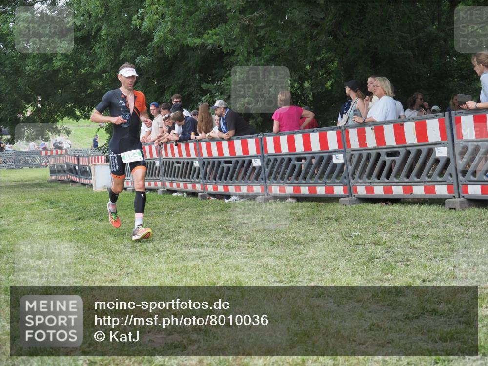 21.06.2025 - 27. Vierlanden-Triathlon KatJ http://msf.ph/oto/8010036 15.06.2025 13:03:36 Ziel 854 meine-sportfotos.de