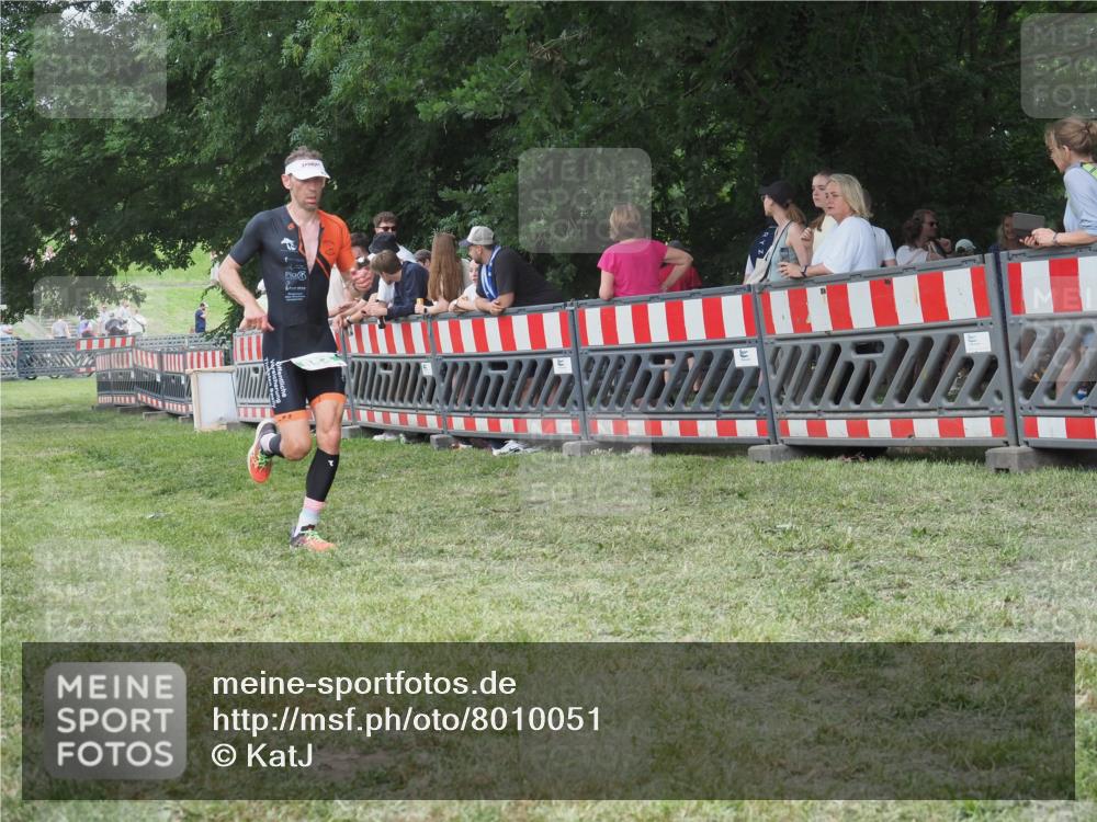 21.06.2025 - 27. Vierlanden-Triathlon KatJ http://msf.ph/oto/8010051 15.06.2025 13:03:36 Ziel 854 meine-sportfotos.de
