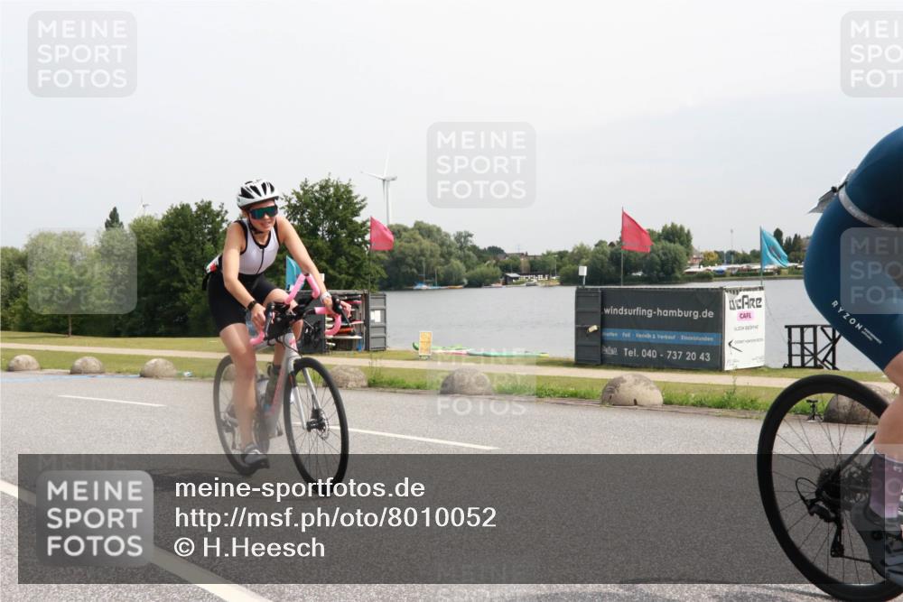 15.06.2025 - 27. Vierlanden-Triathlon H.Heesch http://msf.ph/oto/8010052 15.06.2025 10:59:36 Radfahren 206, 220, 526, 611, 652, 775 meine-sportfotos.de