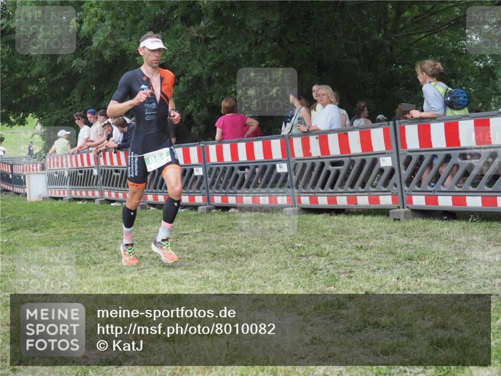 21.06.2025 - 27. Vierlanden-Triathlon KatJ http://msf.ph/oto/8010082 15.06.2025 13:03:36 Ziel 854 meine-sportfotos.de