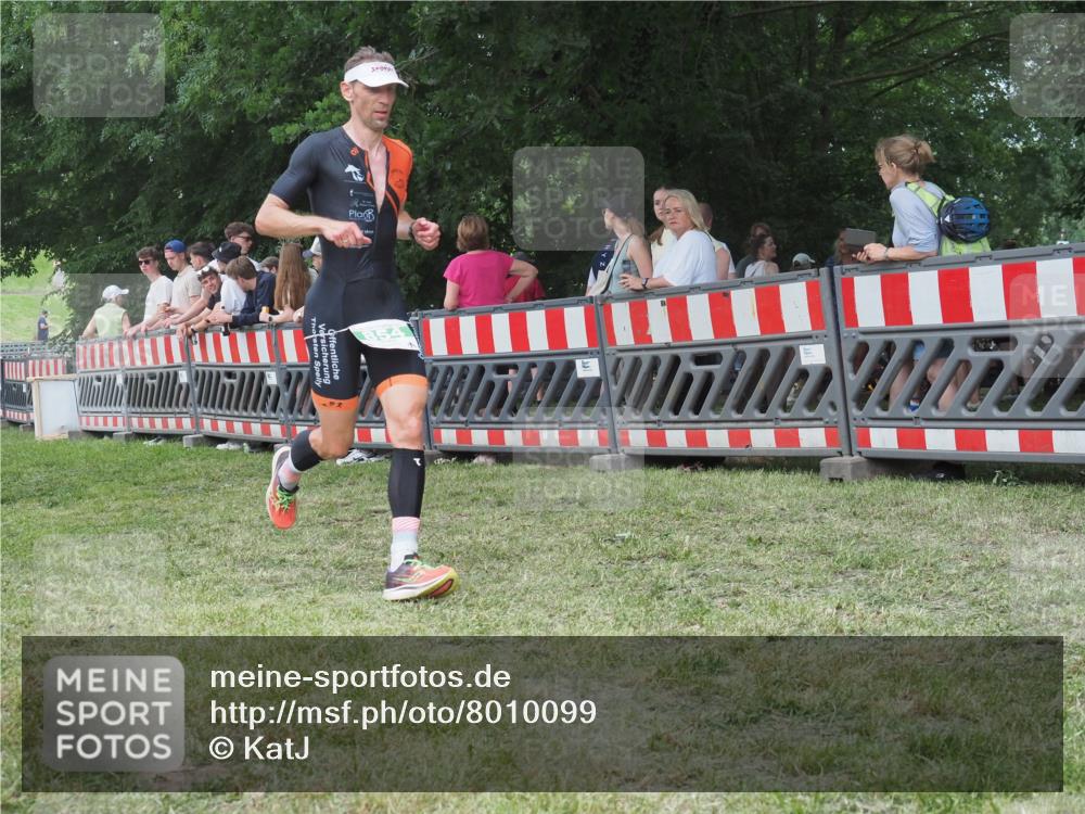 21.06.2025 - 27. Vierlanden-Triathlon KatJ http://msf.ph/oto/8010099 15.06.2025 13:03:36 Ziel 854 meine-sportfotos.de