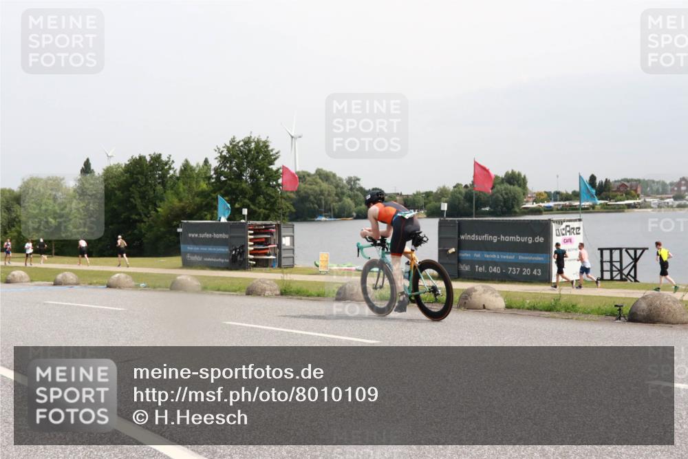 15.06.2025 - 27. Vierlanden-Triathlon H.Heesch http://msf.ph/oto/8010109 15.06.2025 11:00:27 Radfahren 676 meine-sportfotos.de