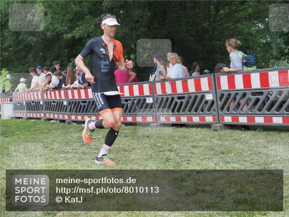 21.06.2025 - 27. Vierlanden-Triathlon KatJ http://msf.ph/oto/8010113 15.06.2025 13:03:36 Ziel 854 meine-sportfotos.de