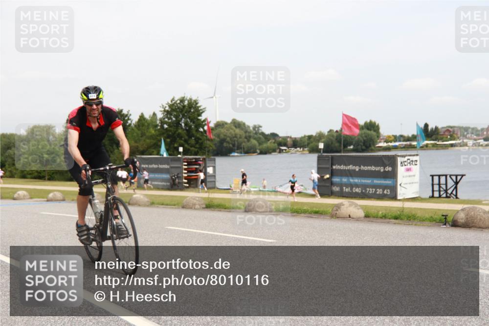 21.06.2025 - 27. Vierlanden-Triathlon H.Heesch http://msf.ph/oto/8010116 15.06.2025 12:34:25 Radfahren 824, 964 meine-sportfotos.de