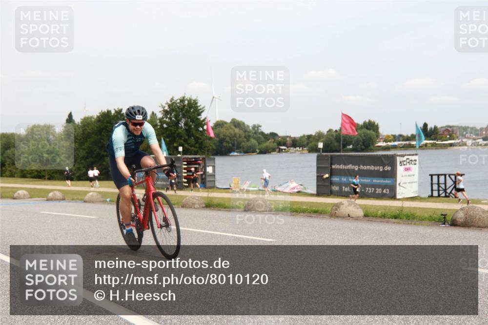 21.06.2025 - 27. Vierlanden-Triathlon H.Heesch http://msf.ph/oto/8010120 15.06.2025 12:34:26 Radfahren 824, 964 meine-sportfotos.de