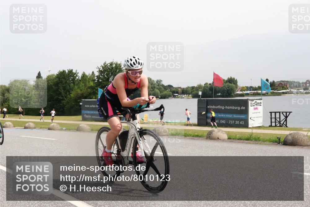 15.06.2025 - 27. Vierlanden-Triathlon H.Heesch http://msf.ph/oto/8010123 15.06.2025 11:00:31 Radfahren 227, 489, 571, 650, 676 meine-sportfotos.de