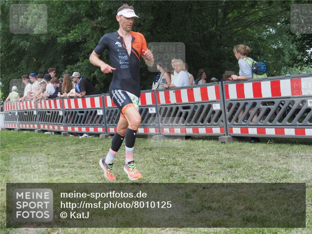 21.06.2025 - 27. Vierlanden-Triathlon KatJ http://msf.ph/oto/8010125 15.06.2025 13:03:36 Ziel 854 meine-sportfotos.de