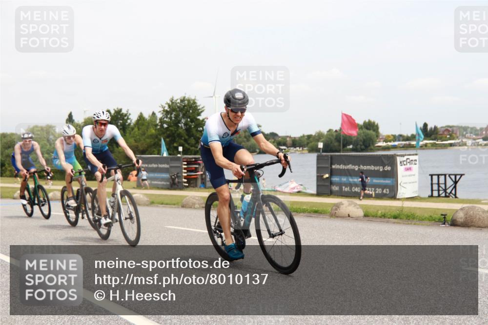 21.06.2025 - 27. Vierlanden-Triathlon H.Heesch http://msf.ph/oto/8010137 15.06.2025 12:34:35 Radfahren 891, 944, 1009, 1010, 1011, 1012, 1013 meine-sportfotos.de