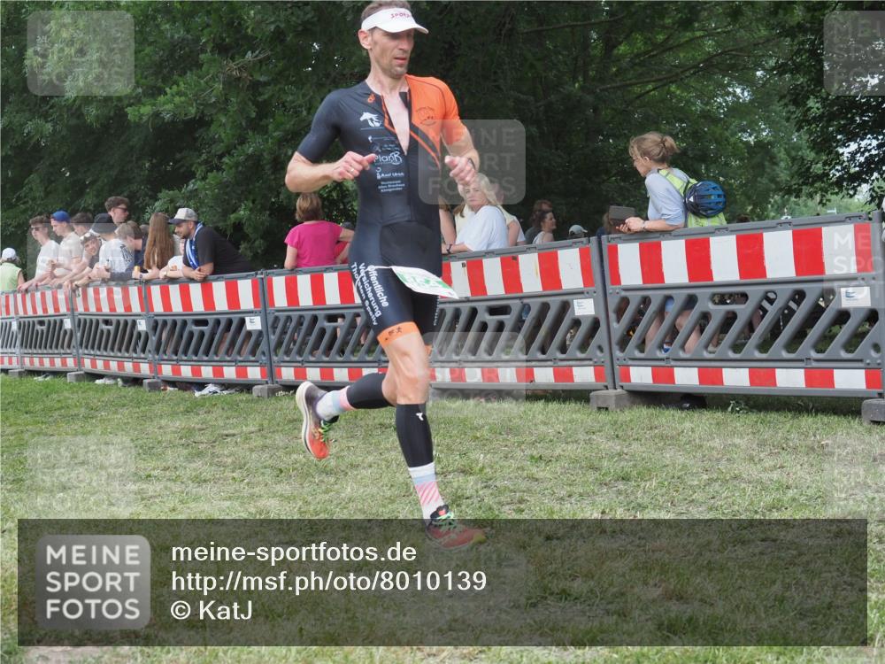 21.06.2025 - 27. Vierlanden-Triathlon KatJ http://msf.ph/oto/8010139 15.06.2025 13:03:37 Ziel 854 meine-sportfotos.de