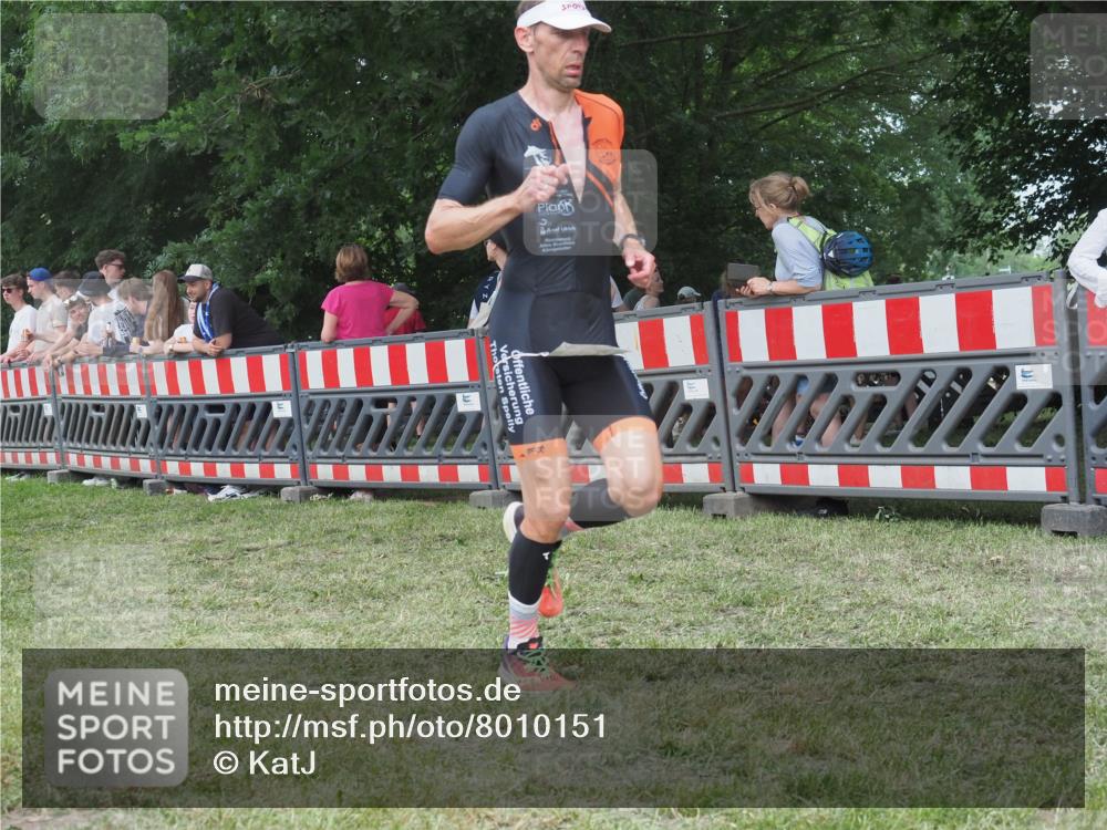 21.06.2025 - 27. Vierlanden-Triathlon KatJ http://msf.ph/oto/8010151 15.06.2025 13:03:37 Ziel 854 meine-sportfotos.de