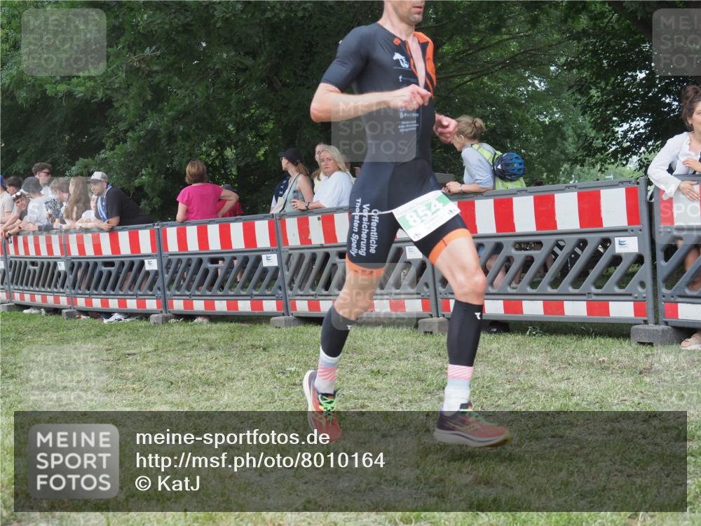21.06.2025 - 27. Vierlanden-Triathlon KatJ http://msf.ph/oto/8010164 15.06.2025 13:03:37 Ziel 854 meine-sportfotos.de