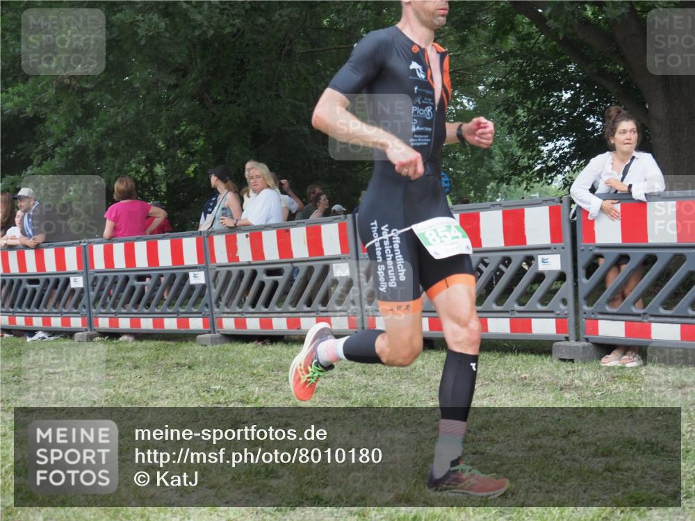 21.06.2025 - 27. Vierlanden-Triathlon KatJ http://msf.ph/oto/8010180 15.06.2025 13:03:37 Ziel 854 meine-sportfotos.de