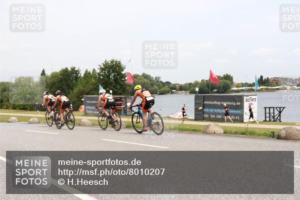 21.06.2025 - 27. Vierlanden-Triathlon H.Heesch http://msf.ph/oto/8010207 15.06.2025 12:34:43 Radfahren 911, 912, 1073, 1074, 1076 meine-sportfotos.de