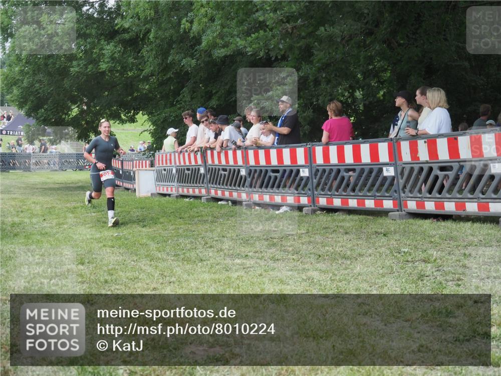21.06.2025 - 27. Vierlanden-Triathlon KatJ http://msf.ph/oto/8010224 15.06.2025 13:03:54 Ziel 202, 1040 meine-sportfotos.de