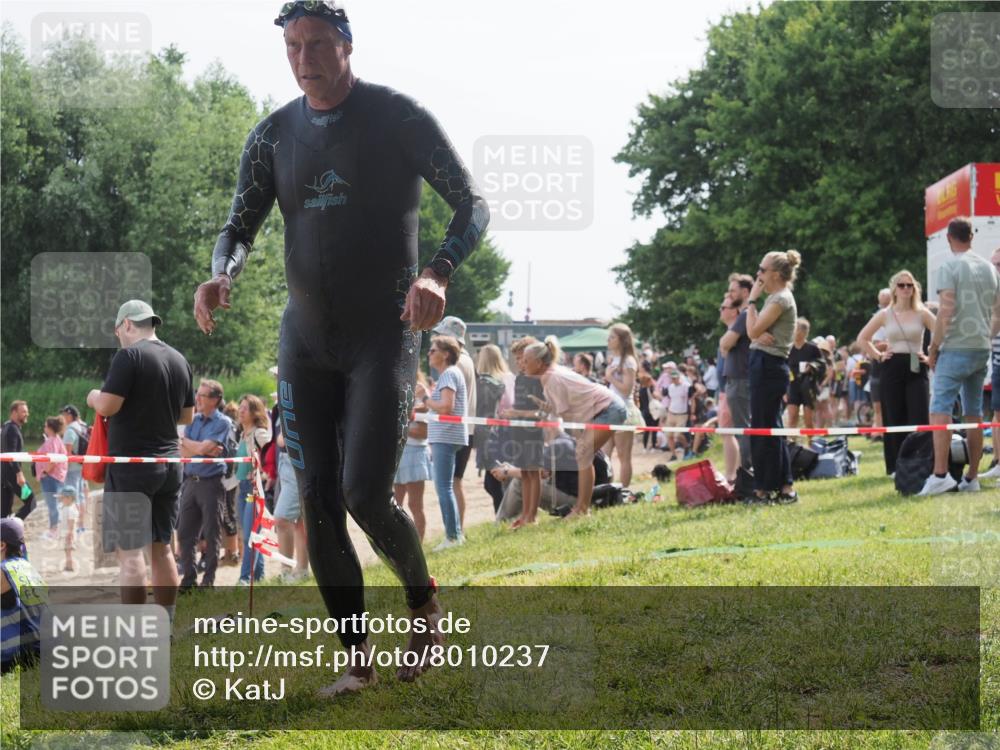 15.06.2025 - 27. Vierlanden-Triathlon KatJ http://msf.ph/oto/8010237 15.06.2025 10:08:23 Schwimmen 295, 399 meine-sportfotos.de