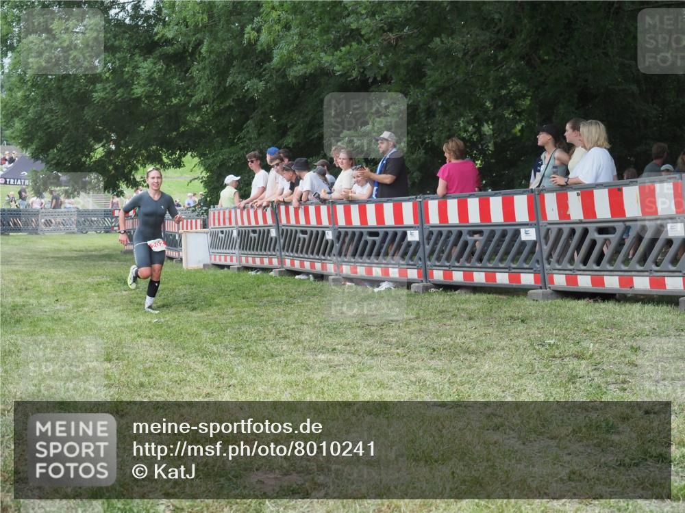 21.06.2025 - 27. Vierlanden-Triathlon KatJ http://msf.ph/oto/8010241 15.06.2025 13:03:54 Ziel 202, 1040 meine-sportfotos.de