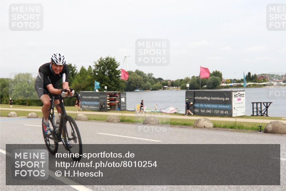 21.06.2025 - 27. Vierlanden-Triathlon H.Heesch http://msf.ph/oto/8010254 15.06.2025 12:34:59 Radfahren 811 meine-sportfotos.de