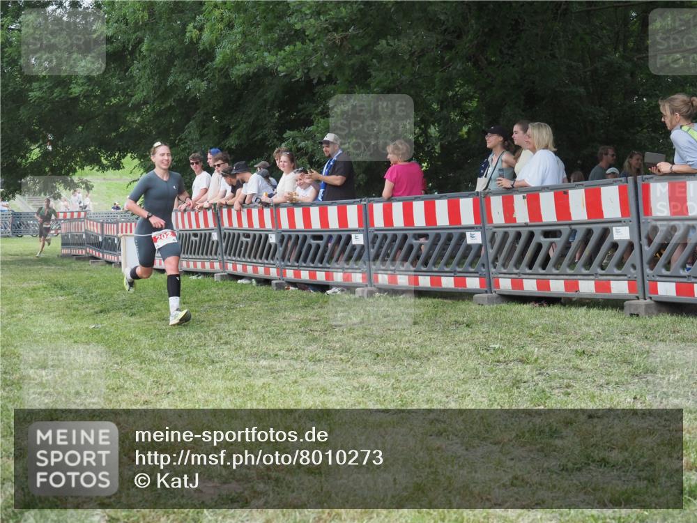 21.06.2025 - 27. Vierlanden-Triathlon KatJ http://msf.ph/oto/8010273 15.06.2025 13:03:55 Ziel 202, 1040 meine-sportfotos.de