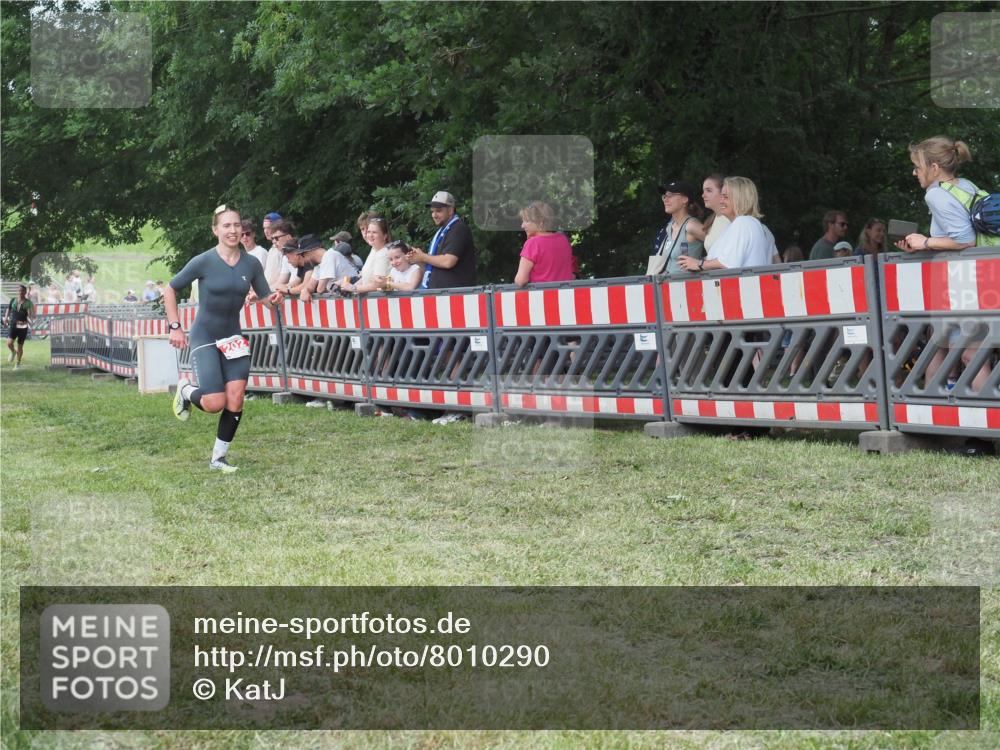 21.06.2025 - 27. Vierlanden-Triathlon KatJ http://msf.ph/oto/8010290 15.06.2025 13:03:55 Ziel 202, 1040 meine-sportfotos.de