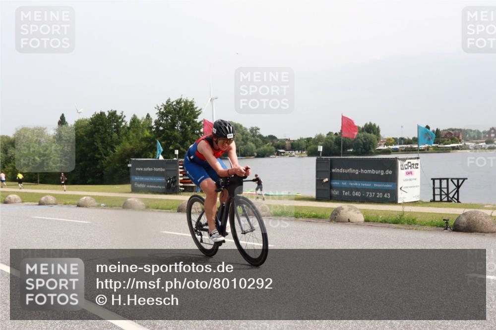 15.06.2025 - 27. Vierlanden-Triathlon H.Heesch http://msf.ph/oto/8010292 15.06.2025 11:00:46 Radfahren 61, 226, 421, 586, 726, 759 meine-sportfotos.de