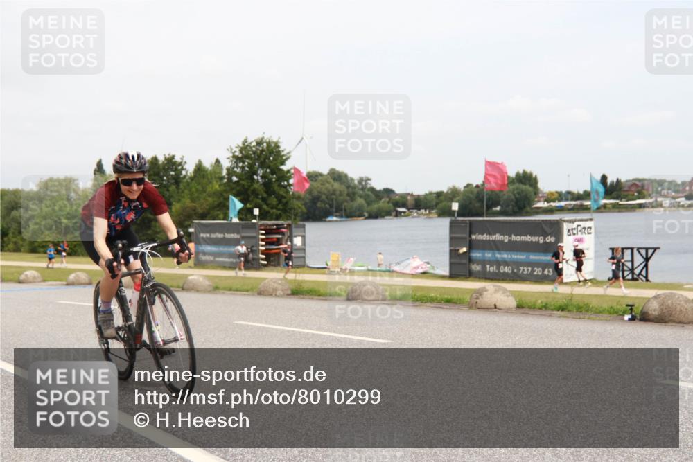 21.06.2025 - 27. Vierlanden-Triathlon H.Heesch http://msf.ph/oto/8010299 15.06.2025 12:35:37 Radfahren 966 meine-sportfotos.de