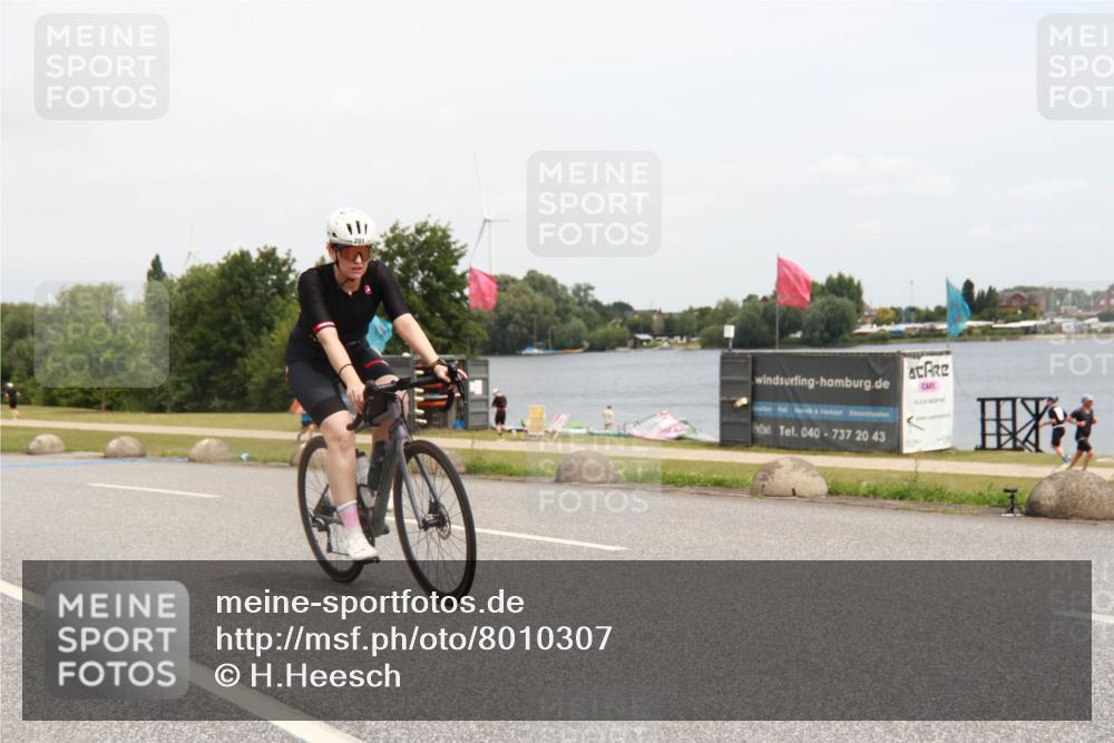21.06.2025 - 27. Vierlanden-Triathlon H.Heesch http://msf.ph/oto/8010307 15.06.2025 12:35:44 Radfahren 201 meine-sportfotos.de