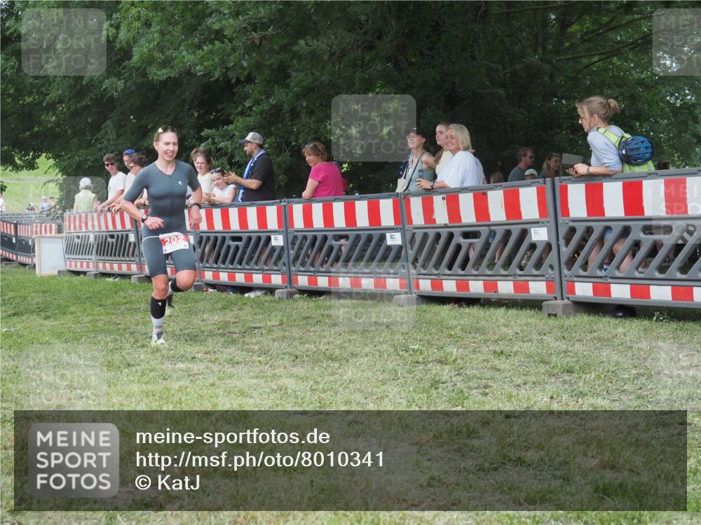 21.06.2025 - 27. Vierlanden-Triathlon KatJ http://msf.ph/oto/8010341 15.06.2025 13:03:55 Ziel 202, 1040 meine-sportfotos.de