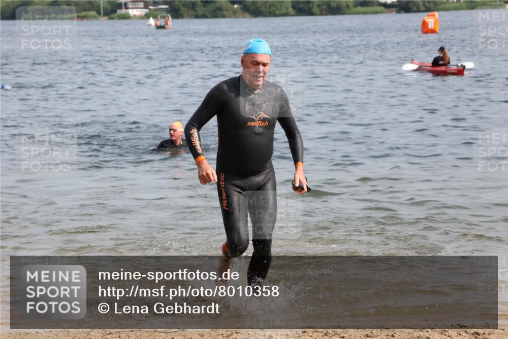15.06.2025 - 27. Vierlanden-Triathlon Lena Gebhardt http://msf.ph/oto/8010358 15.06.2025 10:07:16 Schwimmen 374, 383, 414, 431, 459, 462 meine-sportfotos.de