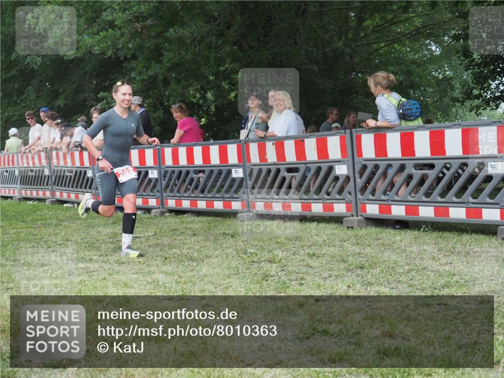 21.06.2025 - 27. Vierlanden-Triathlon KatJ http://msf.ph/oto/8010363 15.06.2025 13:03:56 Ziel 202, 1040 meine-sportfotos.de