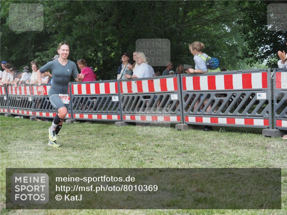 21.06.2025 - 27. Vierlanden-Triathlon KatJ http://msf.ph/oto/8010369 15.06.2025 13:03:56 Ziel 202, 1040 meine-sportfotos.de