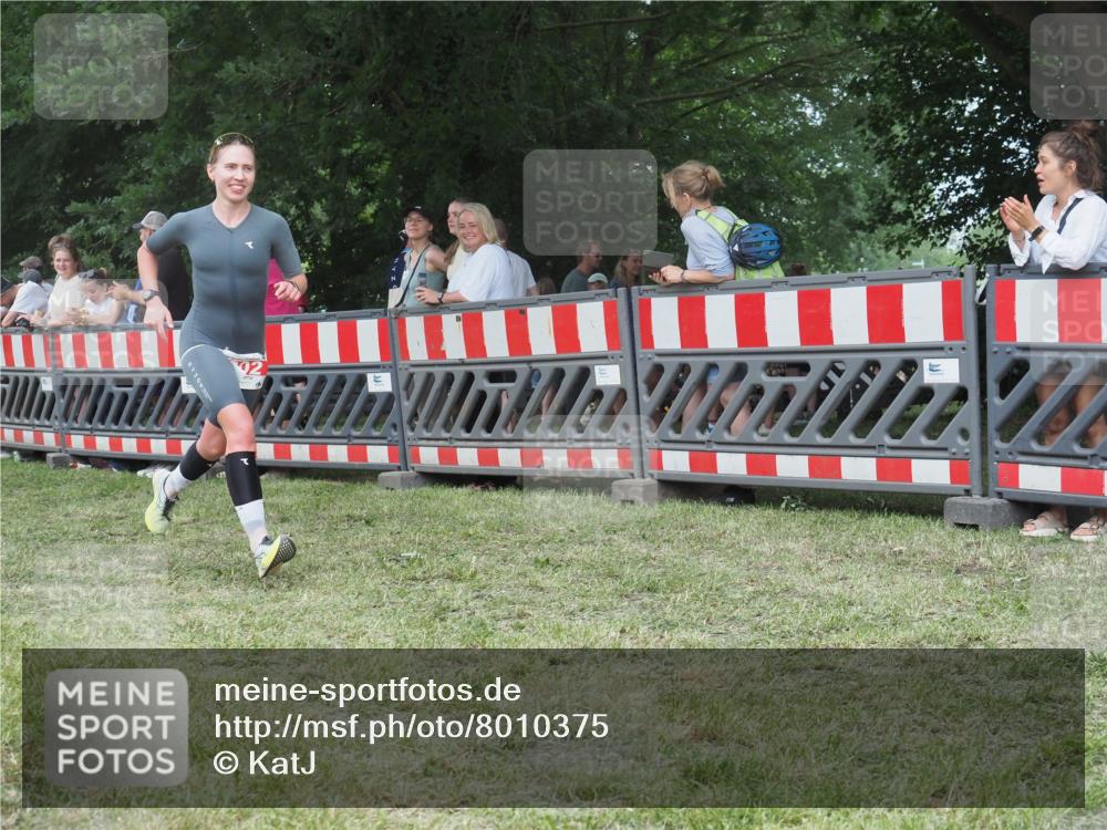 21.06.2025 - 27. Vierlanden-Triathlon KatJ http://msf.ph/oto/8010375 15.06.2025 13:03:56 Ziel 202, 1040 meine-sportfotos.de
