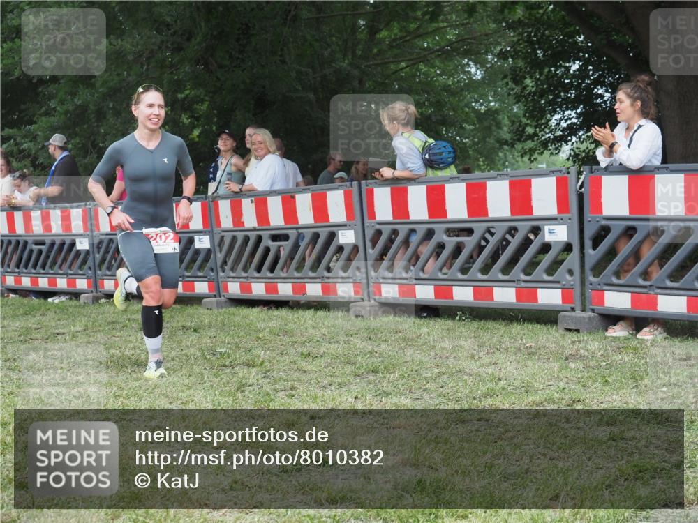 21.06.2025 - 27. Vierlanden-Triathlon KatJ http://msf.ph/oto/8010382 15.06.2025 13:03:56 Ziel 202, 1040 meine-sportfotos.de