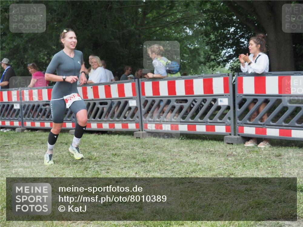 21.06.2025 - 27. Vierlanden-Triathlon KatJ http://msf.ph/oto/8010389 15.06.2025 13:03:56 Ziel 202, 1040 meine-sportfotos.de