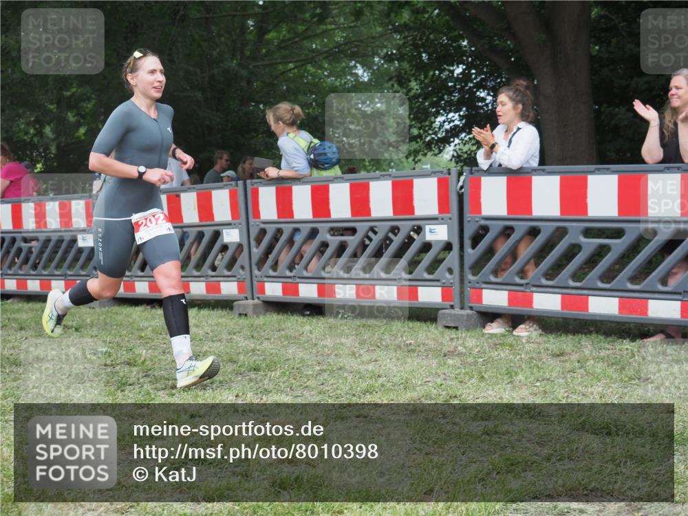 21.06.2025 - 27. Vierlanden-Triathlon KatJ http://msf.ph/oto/8010398 15.06.2025 13:03:56 Ziel 202, 1040 meine-sportfotos.de