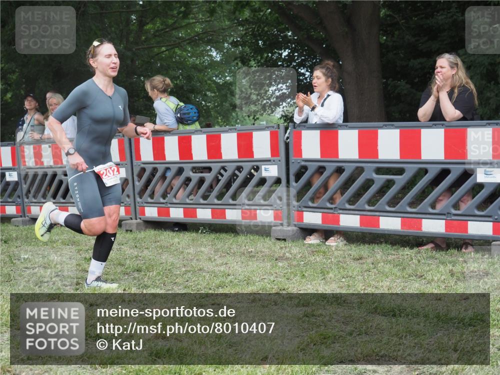 21.06.2025 - 27. Vierlanden-Triathlon KatJ http://msf.ph/oto/8010407 15.06.2025 13:03:56 Ziel 202, 1040 meine-sportfotos.de