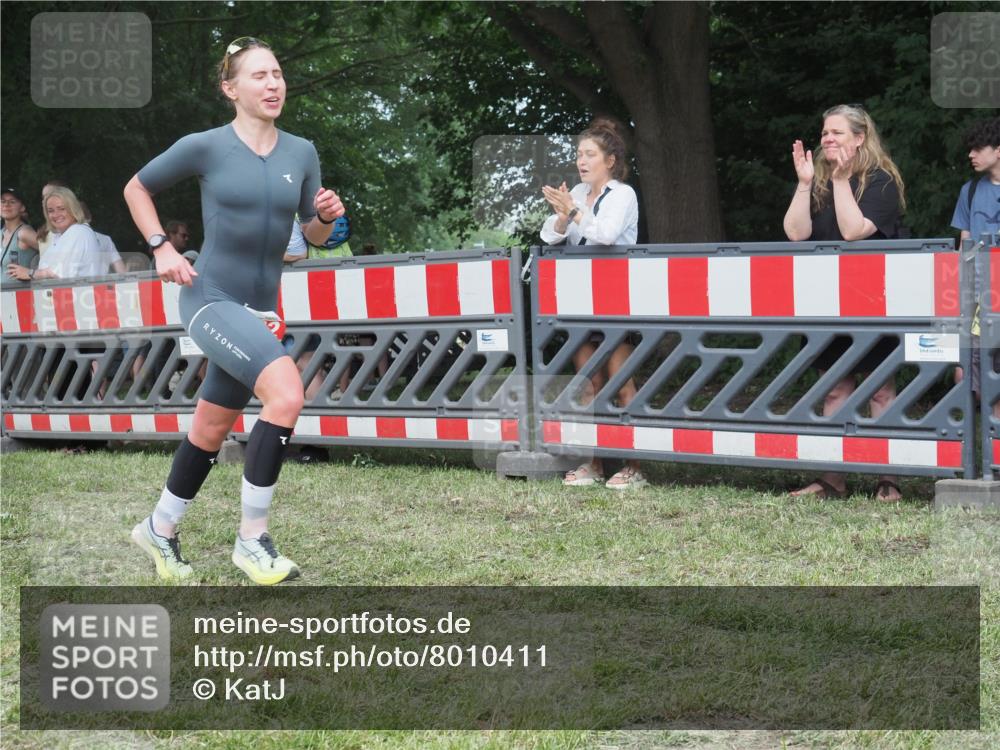 21.06.2025 - 27. Vierlanden-Triathlon KatJ http://msf.ph/oto/8010411 15.06.2025 13:03:57 Ziel 202, 1040 meine-sportfotos.de