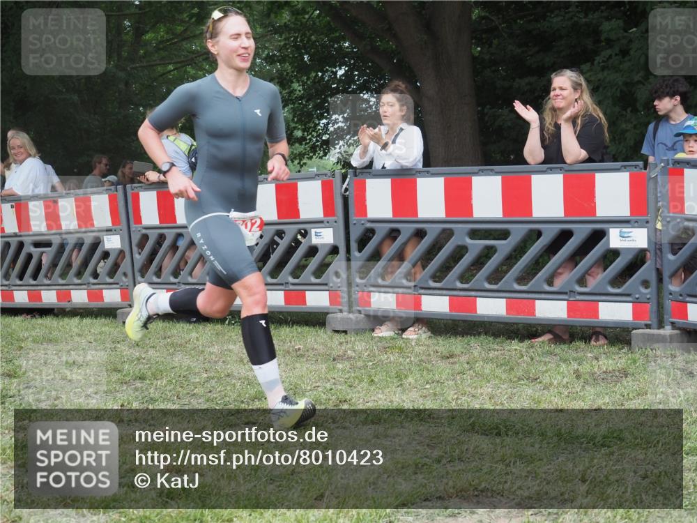 21.06.2025 - 27. Vierlanden-Triathlon KatJ http://msf.ph/oto/8010423 15.06.2025 13:03:57 Ziel 202, 1040 meine-sportfotos.de