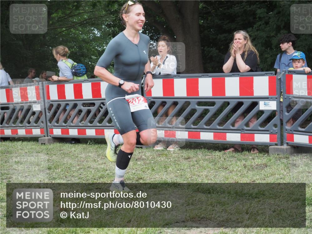 21.06.2025 - 27. Vierlanden-Triathlon KatJ http://msf.ph/oto/8010430 15.06.2025 13:03:57 Ziel 202, 1040 meine-sportfotos.de