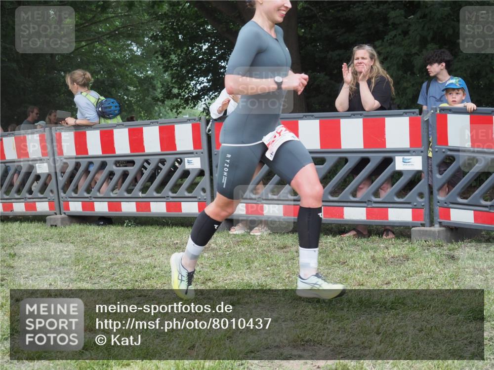 21.06.2025 - 27. Vierlanden-Triathlon KatJ http://msf.ph/oto/8010437 15.06.2025 13:03:57 Ziel 202, 1040 meine-sportfotos.de
