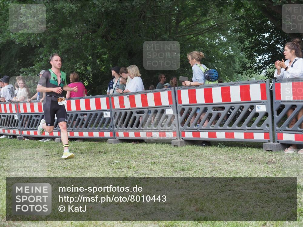 21.06.2025 - 27. Vierlanden-Triathlon KatJ http://msf.ph/oto/8010443 15.06.2025 13:04:01 Ziel 1040 meine-sportfotos.de