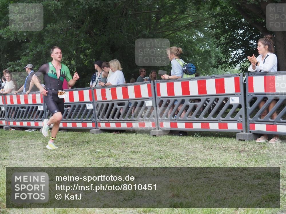 21.06.2025 - 27. Vierlanden-Triathlon KatJ http://msf.ph/oto/8010451 15.06.2025 13:04:01 Ziel 1040 meine-sportfotos.de
