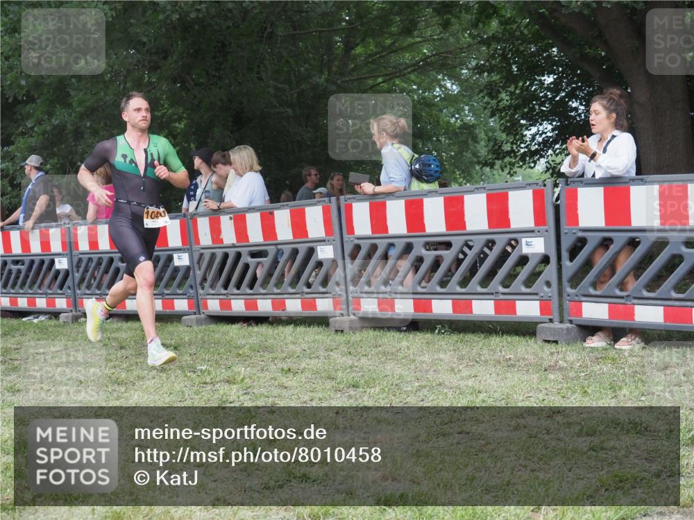 21.06.2025 - 27. Vierlanden-Triathlon KatJ http://msf.ph/oto/8010458 15.06.2025 13:04:01 Ziel 1040 meine-sportfotos.de