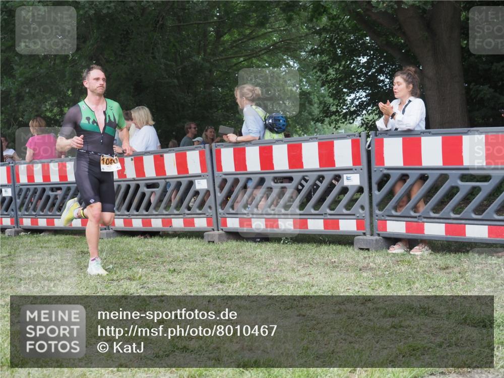 21.06.2025 - 27. Vierlanden-Triathlon KatJ http://msf.ph/oto/8010467 15.06.2025 13:04:02 Ziel 1040 meine-sportfotos.de