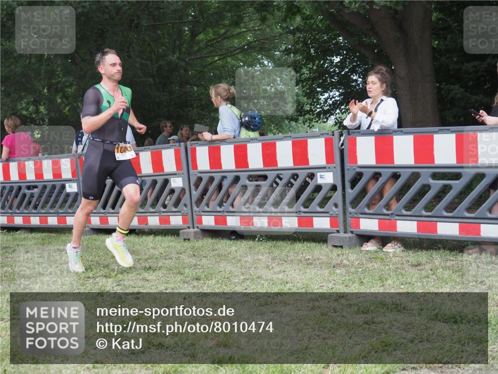 21.06.2025 - 27. Vierlanden-Triathlon KatJ http://msf.ph/oto/8010474 15.06.2025 13:04:02 Ziel 1040 meine-sportfotos.de