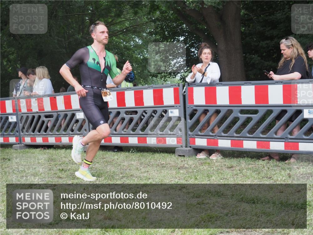 21.06.2025 - 27. Vierlanden-Triathlon KatJ http://msf.ph/oto/8010492 15.06.2025 13:04:02 Ziel 1040 meine-sportfotos.de