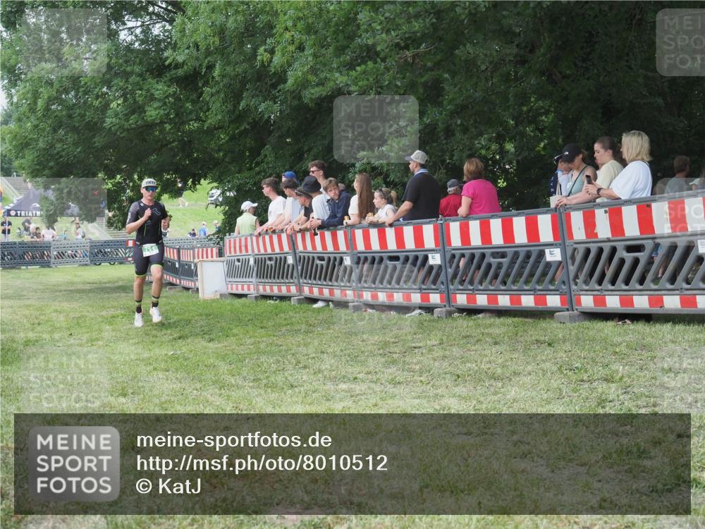 21.06.2025 - 27. Vierlanden-Triathlon KatJ http://msf.ph/oto/8010512 15.06.2025 13:04:26 Ziel 711 meine-sportfotos.de