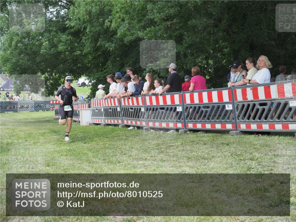 21.06.2025 - 27. Vierlanden-Triathlon KatJ http://msf.ph/oto/8010525 15.06.2025 13:04:26 Ziel 711 meine-sportfotos.de