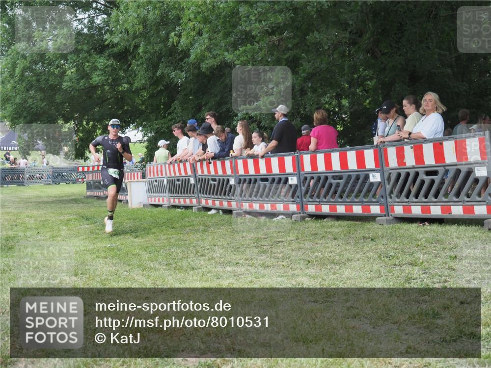 21.06.2025 - 27. Vierlanden-Triathlon KatJ http://msf.ph/oto/8010531 15.06.2025 13:04:26 Ziel 711 meine-sportfotos.de